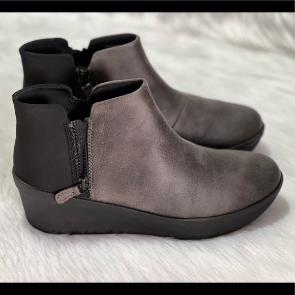 Clarks Cloudstepper Women's Step Rose Up Booties <wide fit> - Picture 2 of 11